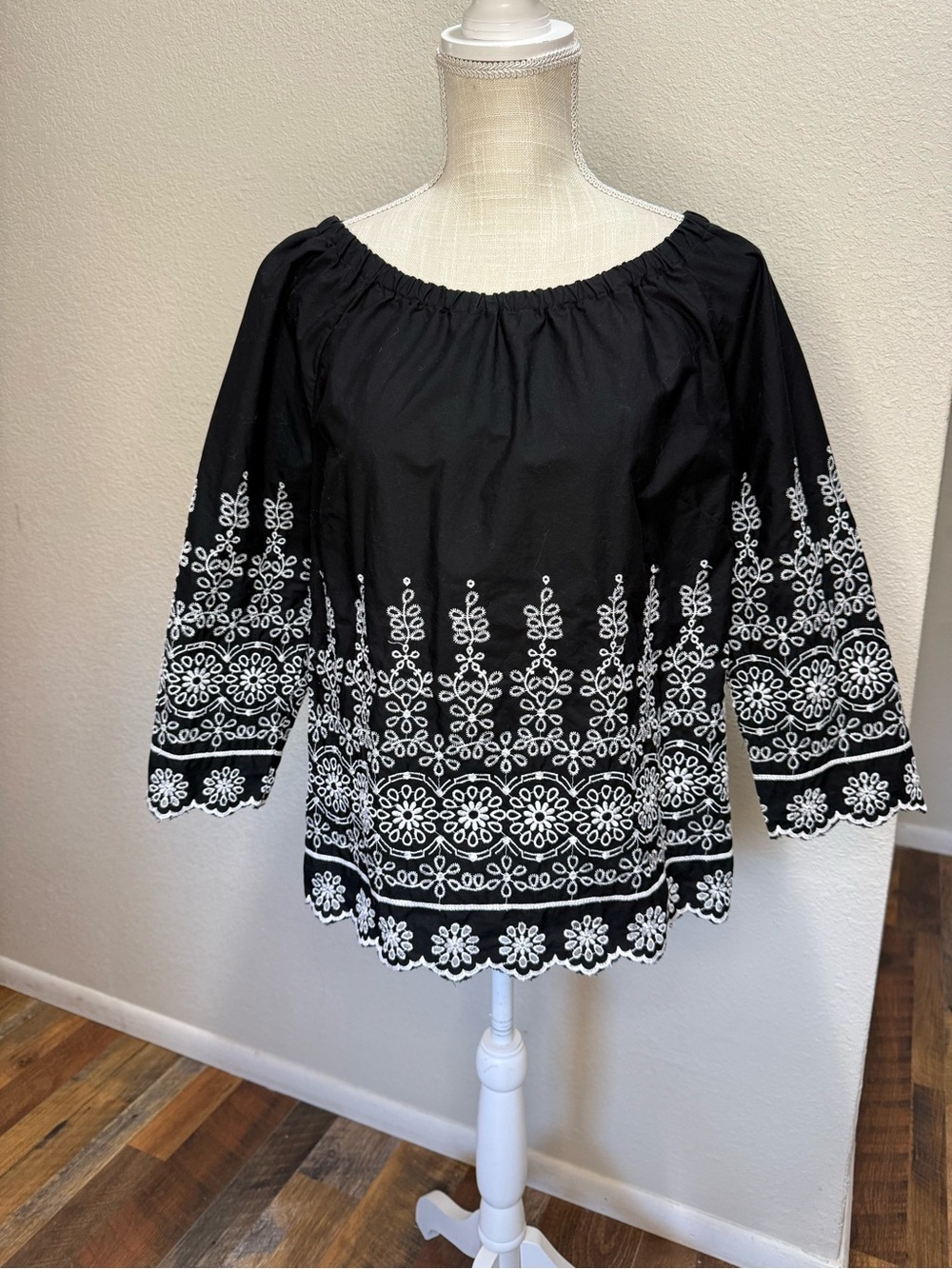 Talbots Women’s Black White Embroidered Off Shoulder Top Boho Size Medium